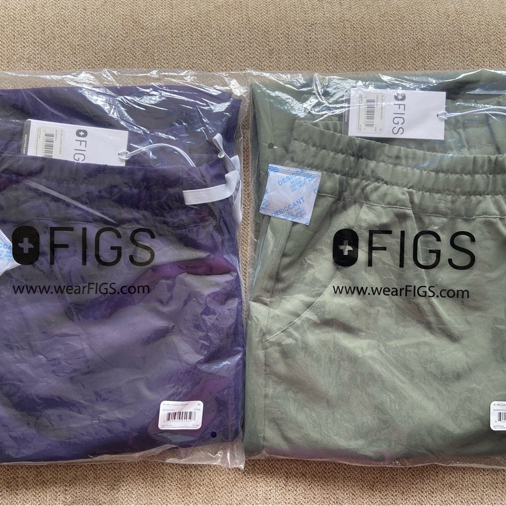 2 Pairs of FIGS joggers XL